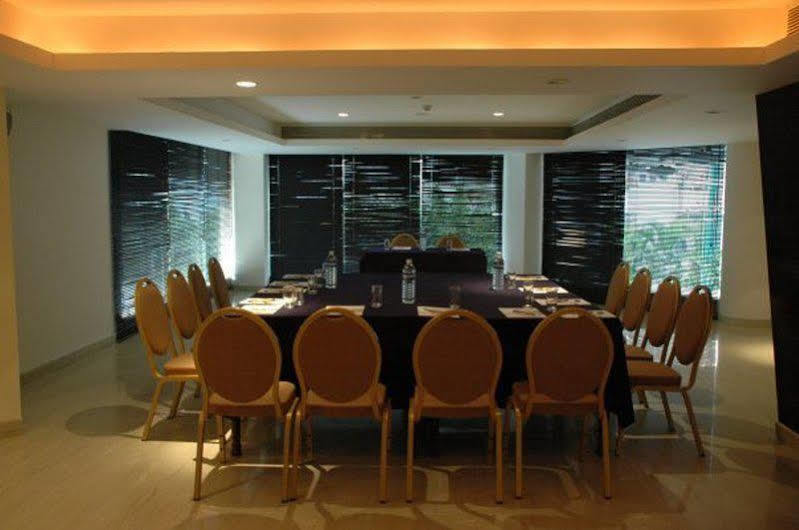 העיר בנגלור Shravanthi Sarovar Portico מראה חיצוני תמונה